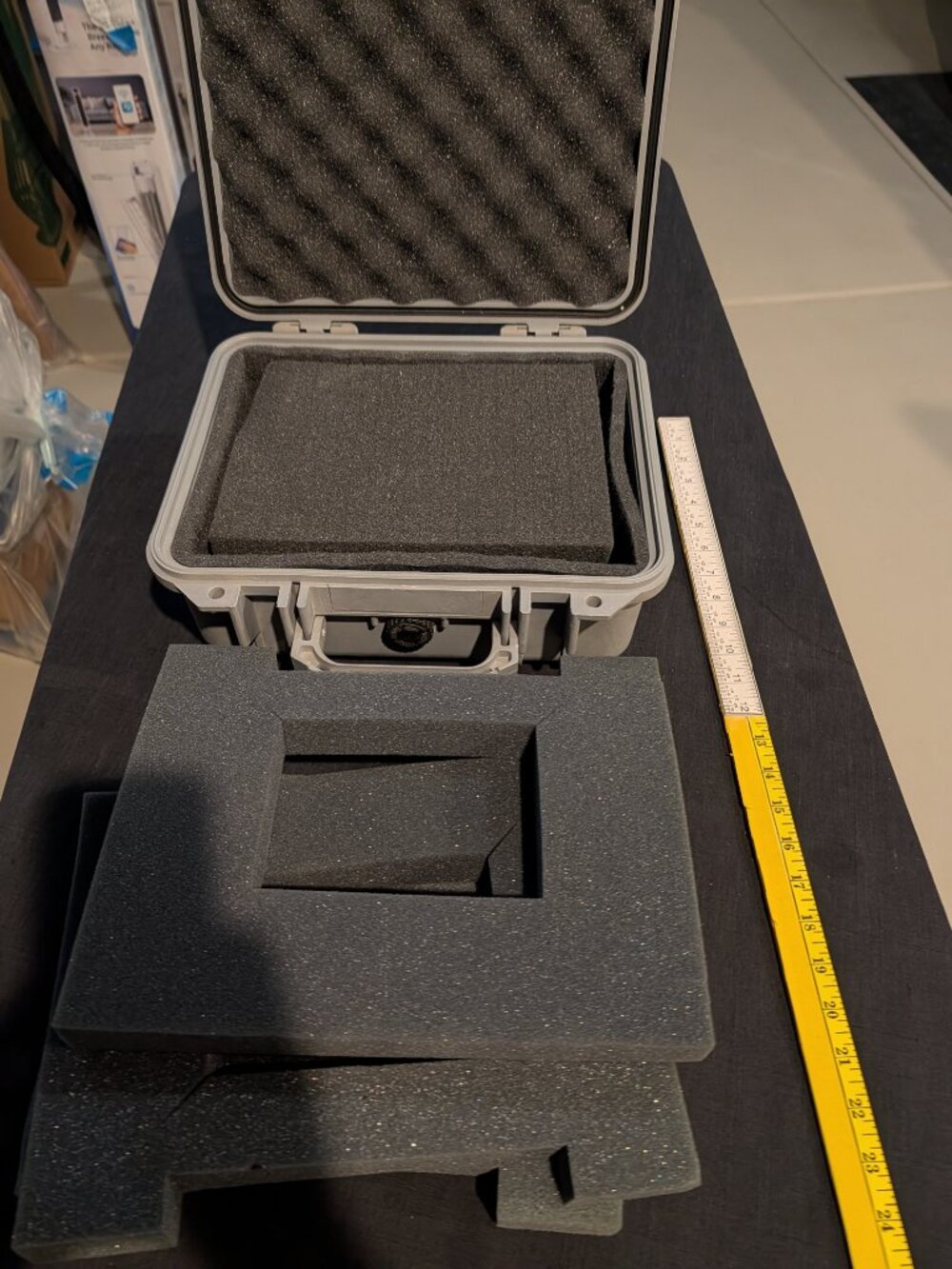 Pelican 1400NF Case (Silver) - Picture 2 of 15